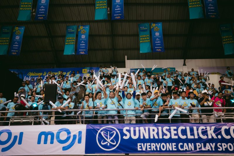 Suasana riuh supporter Jakarta Electric PLN menggema di GOR Sritex, Solo, Sabtu (3/5). Membawa energi positif yang membakar semangat para tim dalam pertandingan Final Four PLN Mobile Proliga 2025. ( foto Ist )
