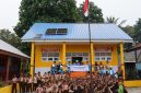 Senyum bahagia siswa-siswi SDN 34 Satangnga yang kini dapat belajar lebih nyaman berkat hadirnya listrik bersih PLN melalui inovasi SuperSUN. Total sembilan fasilitas umum di Pulau Satangnga kini listriknya disuplai melalui sembilan unit mikro Pembangkit Listrik Tenaga Surya (PLTS) yang terintegrasi dengan energy storage SuperSUN.