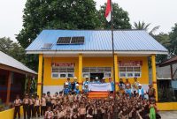 Senyum bahagia siswa-siswi SDN 34 Satangnga yang kini dapat belajar lebih nyaman berkat hadirnya listrik bersih PLN melalui inovasi SuperSUN. Total sembilan fasilitas umum di Pulau Satangnga kini listriknya disuplai melalui sembilan unit mikro Pembangkit Listrik Tenaga Surya (PLTS) yang terintegrasi dengan energy storage SuperSUN.