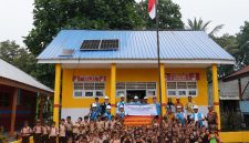 Senyum bahagia siswa-siswi SDN 34 Satangnga yang kini dapat belajar lebih nyaman berkat hadirnya listrik bersih PLN melalui inovasi SuperSUN. Total sembilan fasilitas umum di Pulau Satangnga kini listriknya disuplai melalui sembilan unit mikro Pembangkit Listrik Tenaga Surya (PLTS) yang terintegrasi dengan energy storage SuperSUN.