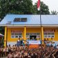 Senyum bahagia siswa-siswi SDN 34 Satangnga yang kini dapat belajar lebih nyaman berkat hadirnya listrik bersih PLN melalui inovasi SuperSUN. Total sembilan fasilitas umum di Pulau Satangnga kini listriknya disuplai melalui sembilan unit mikro Pembangkit Listrik Tenaga Surya (PLTS) yang terintegrasi dengan energy storage SuperSUN.