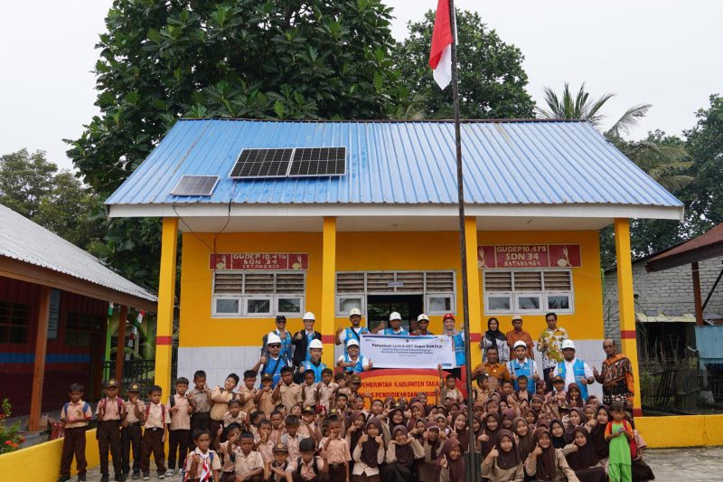 Senyum bahagia siswa-siswi SDN 34 Satangnga yang kini dapat belajar lebih nyaman berkat hadirnya listrik bersih PLN melalui inovasi SuperSUN. Total sembilan fasilitas umum di Pulau Satangnga kini listriknya disuplai melalui sembilan unit mikro Pembangkit Listrik Tenaga Surya (PLTS) yang terintegrasi dengan energy storage SuperSUN.