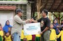 Mamit Setiawan, Sekretaris Perusahaan PLN EPI mewakili YBM dan Riders PLN EPI memberikan bantuan sosial berupa paket sembako ke  Pondok Al Arsyad,  Desa Leuwiliang, Kabupaten Bogor Jawa Barat.