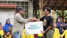 Mamit Setiawan, Sekretaris Perusahaan PLN EPI mewakili YBM dan Riders PLN EPI memberikan bantuan sosial berupa paket sembako ke  Pondok Al Arsyad,  Desa Leuwiliang, Kabupaten Bogor Jawa Barat.