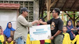 Mamit Setiawan, Sekretaris Perusahaan PLN EPI mewakili YBM dan Riders PLN EPI memberikan bantuan sosial berupa paket sembako ke  Pondok Al Arsyad,  Desa Leuwiliang, Kabupaten Bogor Jawa Barat.
