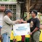 Mamit Setiawan, Sekretaris Perusahaan PLN EPI mewakili YBM dan Riders PLN EPI memberikan bantuan sosial berupa paket sembako ke  Pondok Al Arsyad,  Desa Leuwiliang, Kabupaten Bogor Jawa Barat.