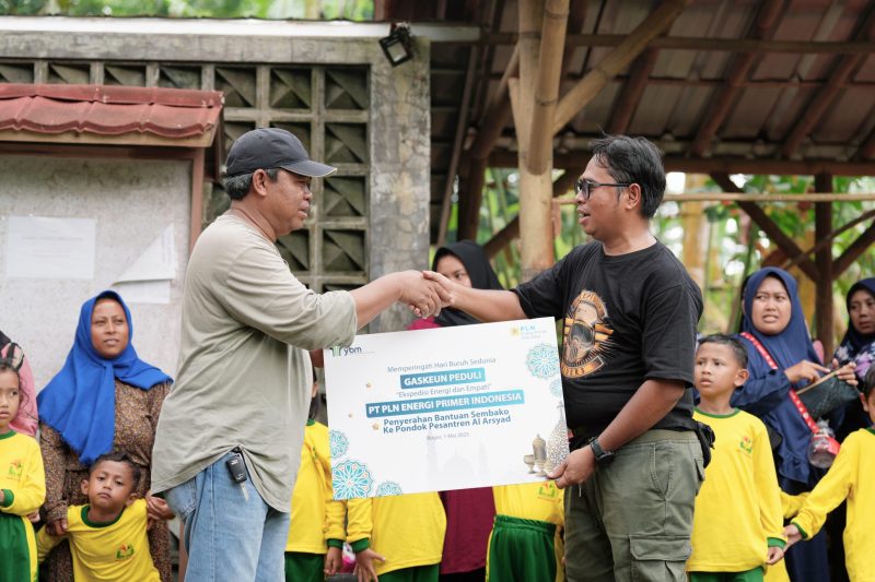 Mamit Setiawan, Sekretaris Perusahaan PLN EPI mewakili YBM dan Riders PLN EPI memberikan bantuan sosial berupa paket sembako ke  Pondok Al Arsyad,  Desa Leuwiliang, Kabupaten Bogor Jawa Barat.