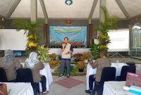 Mukti Trenggono, Dosen Fakultas Perikanan Universitas Jenderal Soedirman memberikan Materi Penanaman dan Monitoring Konservasi Mangrove kepada Kelompok Tani Hutan Wana Lestari Desa Bunton.