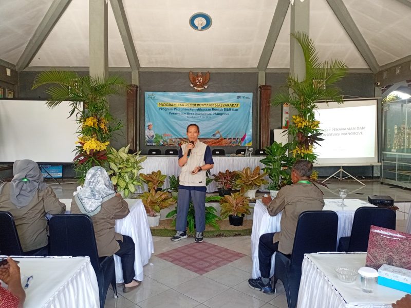 Mukti Trenggono, Dosen Fakultas Perikanan Universitas Jenderal Soedirman memberikan Materi Penanaman dan Monitoring Konservasi Mangrove kepada Kelompok Tani Hutan Wana Lestari Desa Bunton.