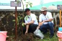 Menteri Lingkungan Hidup Hanif Faisol (kiri) bersama Direktur Utama PLN Nusantara Power Ruly Firmansyah (kanan) saat melakukan penanaman pohon sebanyak 1.500 bibit pohon multiguna seperti alpukat, jeruk bali, nangka madu, dan durian di Karanganyar, Jawa Tengah (13/5).
