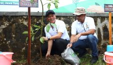Menteri Lingkungan Hidup Hanif Faisol (kiri) bersama Direktur Utama PLN Nusantara Power Ruly Firmansyah (kanan) saat melakukan penanaman pohon sebanyak 1.500 bibit pohon multiguna seperti alpukat, jeruk bali, nangka madu, dan durian di Karanganyar, Jawa Tengah (13/5).