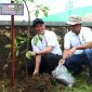 Menteri Lingkungan Hidup Hanif Faisol (kiri) bersama Direktur Utama PLN Nusantara Power Ruly Firmansyah (kanan) saat melakukan penanaman pohon sebanyak 1.500 bibit pohon multiguna seperti alpukat, jeruk bali, nangka madu, dan durian di Karanganyar, Jawa Tengah (13/5).