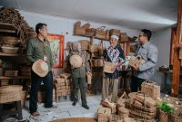 Sinergi antara PT PLN Nusantara Power UP Cirata dengan masyarakat sekitar Waduk Cirata, Kelompok CIECRA dan ECI, serta tokoh lokal Duduy Abdullah (dua dari kanan) serta Dinas Koperasi & UMKM Kabupaten Bandung (kiri) saat menunjukan hasil kerajinan eceng gondok menjadi barang bernilai ekonimis