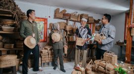 Sinergi antara PT PLN Nusantara Power UP Cirata dengan masyarakat sekitar Waduk Cirata, Kelompok CIECRA dan ECI, serta tokoh lokal Duduy Abdullah (dua dari kanan) serta Dinas Koperasi & UMKM Kabupaten Bandung (kiri) saat menunjukan hasil kerajinan eceng gondok menjadi barang bernilai ekonimis