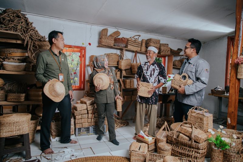 Sinergi antara PT PLN Nusantara Power UP Cirata dengan masyarakat sekitar Waduk Cirata, Kelompok CIECRA dan ECI, serta tokoh lokal Duduy Abdullah (dua dari kanan) serta Dinas Koperasi & UMKM Kabupaten Bandung (kiri) saat menunjukan hasil kerajinan eceng gondok menjadi barang bernilai ekonimis