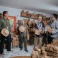 Sinergi antara PT PLN Nusantara Power UP Cirata dengan masyarakat sekitar Waduk Cirata, Kelompok CIECRA dan ECI, serta tokoh lokal Duduy Abdullah (dua dari kanan) serta Dinas Koperasi & UMKM Kabupaten Bandung (kiri) saat menunjukan hasil kerajinan eceng gondok menjadi barang bernilai ekonimis