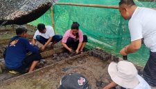 Kelompok Tani Hutan (KTH) Wana Lestari praktek merawat  bibit mangrove didampingi Instruktur Program dengan demikian diharapkan KTH Wana Lestari memiliki pemahaman dan kemampuan dalam memelihara rumah bibit dan merawat Mangrove dan dapat meningkatkan keberhasilan program pemberdayaan kawasan ekowisata Mangrove di Desa Bunton.