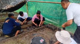 Kelompok Tani Hutan (KTH) Wana Lestari praktek merawat  bibit mangrove didampingi Instruktur Program dengan demikian diharapkan KTH Wana Lestari memiliki pemahaman dan kemampuan dalam memelihara rumah bibit dan merawat Mangrove dan dapat meningkatkan keberhasilan program pemberdayaan kawasan ekowisata Mangrove di Desa Bunton.