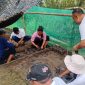 Kelompok Tani Hutan (KTH) Wana Lestari praktek merawat  bibit mangrove didampingi Instruktur Program dengan demikian diharapkan KTH Wana Lestari memiliki pemahaman dan kemampuan dalam memelihara rumah bibit dan merawat Mangrove dan dapat meningkatkan keberhasilan program pemberdayaan kawasan ekowisata Mangrove di Desa Bunton.