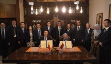 PLN Enjiniring menjalin kemitraan strategis dengan China Electric Power Planning & Engineering Institute Co., Ltd (EPPEI), lembaga enjiniring energi terkemuka asal Tiongkok. Penandatanganan perjanjian kerja sama dilakukan oleh Direktur Utama PLN Enjiniring Chairani Rachmatullah (kanan bawah) dan Deputy Director, International Consulting Institute EPPEI, Wang Shunchao (kiri bawah) di Jakarta pada Jumat (9/5) serta disaksikan oleh Direktur Utama PLN, Darmawan Prasodjo (keenam dari kanan), Chairman of CEEC International, Lyu Zexiang (keenam dari kiri), Direktur Manajemen Risiko PLN, Suroso Isnandar (kelima dari kanan), Direktur Transmisi dan Perencanaan Sistem PLN, Evy Haryadi (keempat dari kanan), SEVP Hukum & Kebijakan PLN, Nurlely Aman (kedua dari kanan) EVP Perencanaan & Sistem Ketenagalistrikan PLN, Warsono (ketiga dari kanan), Vice President of CEEC International, Zhang Deliang (kelima dari kiri), Deputy General Manager of CEEC TEPC, Qi Xinjian (kanan), Deputy General Manager of CEEC GEDI, Yu Jinghong (keempat dari kiri), Executive Deputy General Manager of CEEC International Southeast Asia Regional Headquarters, Jin Bin (ketiga kiri), Deputy General Manager of CEEC SEPDI, Li Liang (kedua dari kiri), Assistant to the General Manager of CEEC Overseas Investment Co., Ltd., Li Yahong (kiri).