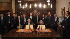 PLN Enjiniring menjalin kemitraan strategis dengan China Electric Power Planning & Engineering Institute Co., Ltd (EPPEI), lembaga enjiniring energi terkemuka asal Tiongkok. Penandatanganan perjanjian kerja sama dilakukan oleh Direktur Utama PLN Enjiniring Chairani Rachmatullah (kanan bawah) dan Deputy Director, International Consulting Institute EPPEI, Wang Shunchao (kiri bawah) di Jakarta pada Jumat (9/5) serta disaksikan oleh Direktur Utama PLN, Darmawan Prasodjo (keenam dari kanan), Chairman of CEEC International, Lyu Zexiang (keenam dari kiri), Direktur Manajemen Risiko PLN, Suroso Isnandar (kelima dari kanan), Direktur Transmisi dan Perencanaan Sistem PLN, Evy Haryadi (keempat dari kanan), SEVP Hukum & Kebijakan PLN, Nurlely Aman (kedua dari kanan) EVP Perencanaan & Sistem Ketenagalistrikan PLN, Warsono (ketiga dari kanan), Vice President of CEEC International, Zhang Deliang (kelima dari kiri), Deputy General Manager of CEEC TEPC, Qi Xinjian (kanan), Deputy General Manager of CEEC GEDI, Yu Jinghong (keempat dari kiri), Executive Deputy General Manager of CEEC International Southeast Asia Regional Headquarters, Jin Bin (ketiga kiri), Deputy General Manager of CEEC SEPDI, Li Liang (kedua dari kiri), Assistant to the General Manager of CEEC Overseas Investment Co., Ltd., Li Yahong (kiri).
