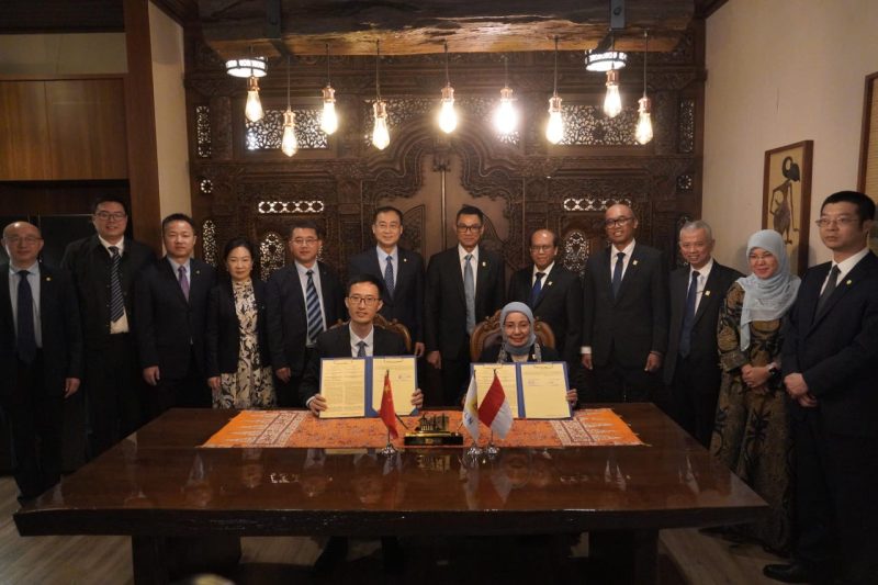 PLN Enjiniring menjalin kemitraan strategis dengan China Electric Power Planning & Engineering Institute Co., Ltd (EPPEI), lembaga enjiniring energi terkemuka asal Tiongkok. Penandatanganan perjanjian kerja sama dilakukan oleh Direktur Utama PLN Enjiniring Chairani Rachmatullah (kanan bawah) dan Deputy Director, International Consulting Institute EPPEI, Wang Shunchao (kiri bawah) di Jakarta pada Jumat (9/5) serta disaksikan oleh Direktur Utama PLN, Darmawan Prasodjo (keenam dari kanan), Chairman of CEEC International, Lyu Zexiang (keenam dari kiri), Direktur Manajemen Risiko PLN, Suroso Isnandar (kelima dari kanan), Direktur Transmisi dan Perencanaan Sistem PLN, Evy Haryadi (keempat dari kanan), SEVP Hukum & Kebijakan PLN, Nurlely Aman (kedua dari kanan) EVP Perencanaan & Sistem Ketenagalistrikan PLN, Warsono (ketiga dari kanan), Vice President of CEEC International, Zhang Deliang (kelima dari kiri), Deputy General Manager of CEEC TEPC, Qi Xinjian (kanan), Deputy General Manager of CEEC GEDI, Yu Jinghong (keempat dari kiri), Executive Deputy General Manager of CEEC International Southeast Asia Regional Headquarters, Jin Bin (ketiga kiri), Deputy General Manager of CEEC SEPDI, Li Liang (kedua dari kiri), Assistant to the General Manager of CEEC Overseas Investment Co., Ltd., Li Yahong (kiri).