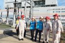 General Manager PLN Unit Induk Pembangunan Sumatera Bagian Selatan (UIP Sumbagsel), Zaky Adikta (ketiga dari kanan) saat meninjau persiapan energize SUTET 275 kV PLTU Sumsel 1 - Betung, di PLTU Sumsel 1, Kabupaten Muara Enim pada Kamis (15/5).