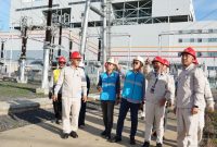 General Manager PLN Unit Induk Pembangunan Sumatera Bagian Selatan (UIP Sumbagsel), Zaky Adikta (ketiga dari kanan) saat meninjau persiapan energize SUTET 275 kV PLTU Sumsel 1 - Betung, di PLTU Sumsel 1, Kabupaten Muara Enim pada Kamis (15/5).