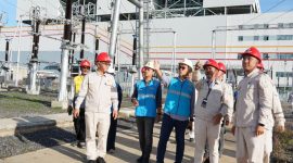 General Manager PLN Unit Induk Pembangunan Sumatera Bagian Selatan (UIP Sumbagsel), Zaky Adikta (ketiga dari kanan) saat meninjau persiapan energize SUTET 275 kV PLTU Sumsel 1 - Betung, di PLTU Sumsel 1, Kabupaten Muara Enim pada Kamis (15/5).