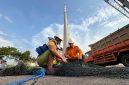 Sinergi dengan nelayan lokal. Karyawan PLN Nusantara Power UP Paiton bersama 10 perahu nelayan terlibat aktif dalam operasi penjaringan dan penggiringan ubur-ubur ke laut lepas, sebagai bagian dari komitmen menjaga keberlanjutan ekosistem laut dalam upaya menjaga keandalan unit pembangkit.