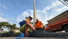 Sinergi dengan nelayan lokal. Karyawan PLN Nusantara Power UP Paiton bersama 10 perahu nelayan terlibat aktif dalam operasi penjaringan dan penggiringan ubur-ubur ke laut lepas, sebagai bagian dari komitmen menjaga keberlanjutan ekosistem laut dalam upaya menjaga keandalan unit pembangkit.