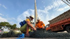 Sinergi dengan nelayan lokal. Karyawan PLN Nusantara Power UP Paiton bersama 10 perahu nelayan terlibat aktif dalam operasi penjaringan dan penggiringan ubur-ubur ke laut lepas, sebagai bagian dari komitmen menjaga keberlanjutan ekosistem laut dalam upaya menjaga keandalan unit pembangkit.