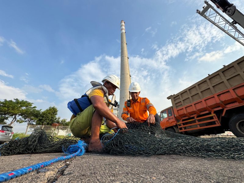 Sinergi dengan nelayan lokal. Karyawan PLN Nusantara Power UP Paiton bersama 10 perahu nelayan terlibat aktif dalam operasi penjaringan dan penggiringan ubur-ubur ke laut lepas, sebagai bagian dari komitmen menjaga keberlanjutan ekosistem laut dalam upaya menjaga keandalan unit pembangkit.