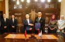 Direktur Utama PLN, Darmawan Prasodjo (ketiga dari kanan) bersama Chairman of China Export Import Bank (CEXIM), Chen Huaiyu (ketiga dari kiri) tampak berjabat tangan usai menandatangani Amandemen Nota Kesepahaman (MoU) tentang Pengembangan Potensi Pembiayaan Transisi Energi Indonesia di Jakarta, (23/5). Melalui perpanjangan kerja sama ini, PLN dan CEXIM menyepakati dukungan bersama dalam pengembangan sektor kelistrikan, khususnya pembangkitan, termasuk pengembangan energi konvensional (tidak termasuk PLTU batu bara) dan energi terbarukan seperti surya, angin, panas bumi, biomassa, dan lainnya.