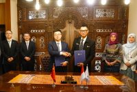 Direktur Utama PLN, Darmawan Prasodjo (ketiga dari kanan) bersama Chairman of China Export Import Bank (CEXIM), Chen Huaiyu (ketiga dari kiri) tampak berjabat tangan usai menandatangani Amandemen Nota Kesepahaman (MoU) tentang Pengembangan Potensi Pembiayaan Transisi Energi Indonesia di Jakarta, (23/5). Melalui perpanjangan kerja sama ini, PLN dan CEXIM menyepakati dukungan bersama dalam pengembangan sektor kelistrikan, khususnya pembangkitan, termasuk pengembangan energi konvensional (tidak termasuk PLTU batu bara) dan energi terbarukan seperti surya, angin, panas bumi, biomassa, dan lainnya.