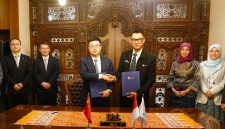Direktur Utama PLN, Darmawan Prasodjo (ketiga dari kanan) bersama Chairman of China Export Import Bank (CEXIM), Chen Huaiyu (ketiga dari kiri) tampak berjabat tangan usai menandatangani Amandemen Nota Kesepahaman (MoU) tentang Pengembangan Potensi Pembiayaan Transisi Energi Indonesia di Jakarta, (23/5). Melalui perpanjangan kerja sama ini, PLN dan CEXIM menyepakati dukungan bersama dalam pengembangan sektor kelistrikan, khususnya pembangkitan, termasuk pengembangan energi konvensional (tidak termasuk PLTU batu bara) dan energi terbarukan seperti surya, angin, panas bumi, biomassa, dan lainnya.