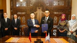 Direktur Utama PLN, Darmawan Prasodjo (ketiga dari kanan) bersama Chairman of China Export Import Bank (CEXIM), Chen Huaiyu (ketiga dari kiri) tampak berjabat tangan usai menandatangani Amandemen Nota Kesepahaman (MoU) tentang Pengembangan Potensi Pembiayaan Transisi Energi Indonesia di Jakarta, (23/5). Melalui perpanjangan kerja sama ini, PLN dan CEXIM menyepakati dukungan bersama dalam pengembangan sektor kelistrikan, khususnya pembangkitan, termasuk pengembangan energi konvensional (tidak termasuk PLTU batu bara) dan energi terbarukan seperti surya, angin, panas bumi, biomassa, dan lainnya.