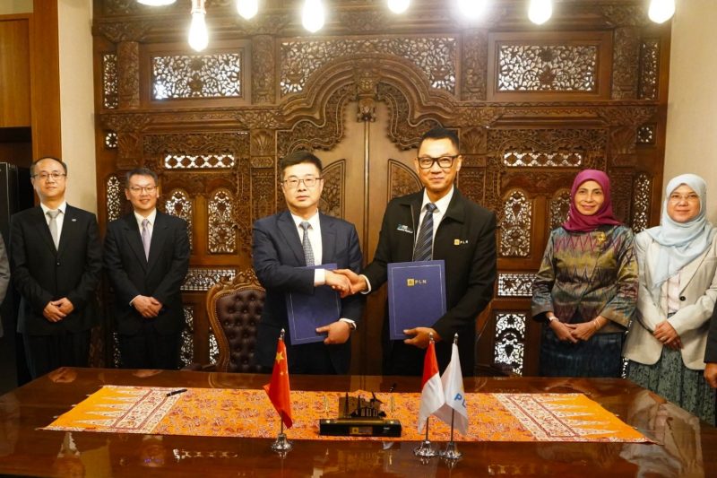 Direktur Utama PLN, Darmawan Prasodjo (ketiga dari kanan) bersama Chairman of China Export Import Bank (CEXIM), Chen Huaiyu (ketiga dari kiri) tampak berjabat tangan usai menandatangani Amandemen Nota Kesepahaman (MoU) tentang Pengembangan Potensi Pembiayaan Transisi Energi Indonesia di Jakarta, (23/5). Melalui perpanjangan kerja sama ini, PLN dan CEXIM menyepakati dukungan bersama dalam pengembangan sektor kelistrikan, khususnya pembangkitan, termasuk pengembangan energi konvensional (tidak termasuk PLTU batu bara) dan energi terbarukan seperti surya, angin, panas bumi, biomassa, dan lainnya.