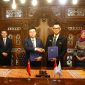 Direktur Utama PLN, Darmawan Prasodjo (ketiga dari kanan) bersama Chairman of China Export Import Bank (CEXIM), Chen Huaiyu (ketiga dari kiri) tampak berjabat tangan usai menandatangani Amandemen Nota Kesepahaman (MoU) tentang Pengembangan Potensi Pembiayaan Transisi Energi Indonesia di Jakarta, (23/5). Melalui perpanjangan kerja sama ini, PLN dan CEXIM menyepakati dukungan bersama dalam pengembangan sektor kelistrikan, khususnya pembangkitan, termasuk pengembangan energi konvensional (tidak termasuk PLTU batu bara) dan energi terbarukan seperti surya, angin, panas bumi, biomassa, dan lainnya.