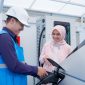 Ilustrasi pengguna electric vehicle dibantu oleh Petugas PLN ketika mengisi kendaraan listriknya di SPKLU.