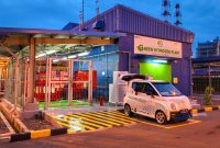 Kendaraan listrik berbasis hydrogen fuel cell milik PLN Nusantara Power tampak terparkir di depan fasilitas Green Hydrogen Plant di PLTGU Muara Karang, Jakarta. Fasilitas ini merupakan yang pertama di Indonesia yang mampu memproduksi hidrogen hijau secara mandiri menggunakan teknologi elektrolisa air berbasis energi terbarukan. Inisiatif ini menandai langkah strategis PLN NP dalam mendorong ekosistem hidrogen nasional dan mewujudkan target Net Zero Emission 2060.