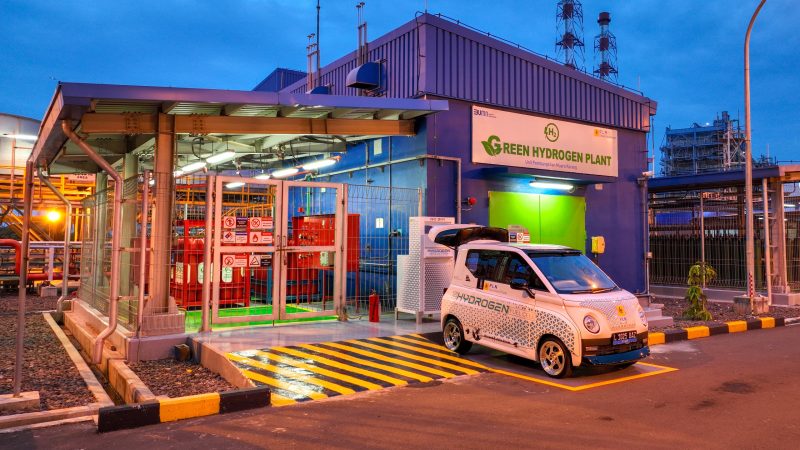 Kendaraan listrik berbasis hydrogen fuel cell milik PLN Nusantara Power tampak terparkir di depan fasilitas Green Hydrogen Plant di PLTGU Muara Karang, Jakarta. Fasilitas ini merupakan yang pertama di Indonesia yang mampu memproduksi hidrogen hijau secara mandiri menggunakan teknologi elektrolisa air berbasis energi terbarukan. Inisiatif ini menandai langkah strategis PLN NP dalam mendorong ekosistem hidrogen nasional dan mewujudkan target Net Zero Emission 2060.