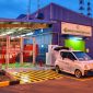 Kendaraan listrik berbasis hydrogen fuel cell milik PLN Nusantara Power tampak terparkir di depan fasilitas Green Hydrogen Plant di PLTGU Muara Karang, Jakarta. Fasilitas ini merupakan yang pertama di Indonesia yang mampu memproduksi hidrogen hijau secara mandiri menggunakan teknologi elektrolisa air berbasis energi terbarukan. Inisiatif ini menandai langkah strategis PLN NP dalam mendorong ekosistem hidrogen nasional dan mewujudkan target Net Zero Emission 2060.
