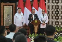 Menteri Energi dan Sumber Daya Mineral (ESDM) Bahlil Lahadalia (tengah), Direktur Jenderal Ketenagalistrikan Kementerian ESDM Jisman P Hutajulu (kiri) dan Direktur Jenderal Energi Baru Terbarukan dan Konservasi Energi Kementerian ESDMN Eniya Listiani Dewi (kanan) ketika mengumumkan Rencana Usaha Penyediaan Tenaga Listrik (RUPTL) PLN 2025-2034 di Jakarta pada Senin (26/5).