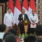 Menteri Energi dan Sumber Daya Mineral (ESDM) Bahlil Lahadalia (tengah), Direktur Jenderal Ketenagalistrikan Kementerian ESDM Jisman P Hutajulu (kiri) dan Direktur Jenderal Energi Baru Terbarukan dan Konservasi Energi Kementerian ESDMN Eniya Listiani Dewi (kanan) ketika mengumumkan Rencana Usaha Penyediaan Tenaga Listrik (RUPTL) PLN 2025-2034 di Jakarta pada Senin (26/5).