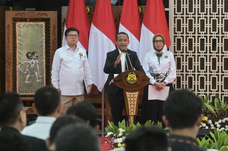 Menteri Energi dan Sumber Daya Mineral (ESDM) Bahlil Lahadalia (tengah), Direktur Jenderal Ketenagalistrikan Kementerian ESDM Jisman P Hutajulu (kiri) dan Direktur Jenderal Energi Baru Terbarukan dan Konservasi Energi Kementerian ESDMN Eniya Listiani Dewi (kanan) ketika mengumumkan Rencana Usaha Penyediaan Tenaga Listrik (RUPTL) PLN 2025-2034 di Jakarta pada Senin (26/5).