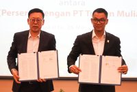 Direktur Utama PLN, Darmawan Prasodjo (kanan) bersama Direktur Utama PT Tujuan Mulia Makmur, Li Bin (kiri), melakukan penandatanganan Perjanjian Jual Beli Tenaga Listrik (PJBL) PLTA Batoq Kelo 300 MW di Kantor Pusat PLN, Jakarta, Senin (26/5).