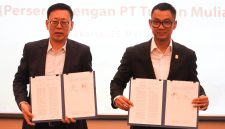 Direktur Utama PLN, Darmawan Prasodjo (kanan) bersama Direktur Utama PT Tujuan Mulia Makmur, Li Bin (kiri), melakukan penandatanganan Perjanjian Jual Beli Tenaga Listrik (PJBL) PLTA Batoq Kelo 300 MW di Kantor Pusat PLN, Jakarta, Senin (26/5).