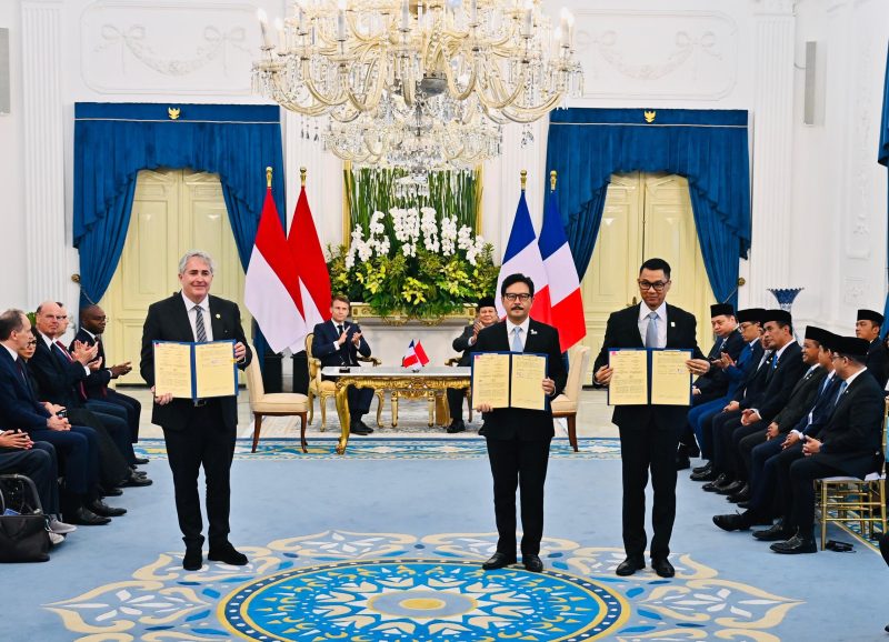 Seremoni MoU showing antara PLN, PT SMI, dan HDF Energy terkait Pendanaan Pengembangan Hidrogen di Indonesia yang dilakukan oleh Direktur Utama PLN, Darmawan Prasodjo (kanan), Direktur Utama PT SMI, Reynaldi Hermansjah (tengah), dan Chief Executive Officer of Hydrogen de France SA, Damien Havard (kiri) di hadapan Presiden RI, Prabowo Subianto (kanan belakang) dan Presiden Prancis, Emmanuel Macron (kiri belakang) pada Rabu, (28/5) di Istana Kepresidenan RI. Foto: BPMI Setpres.