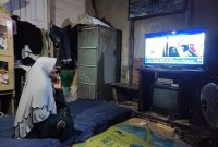Warga Desa Sukabangun, Kabupaten Bengkayang, Kalimantan Barat dapat menikmati hiburan di televisi semenjak listrik hadir di desa mereka.